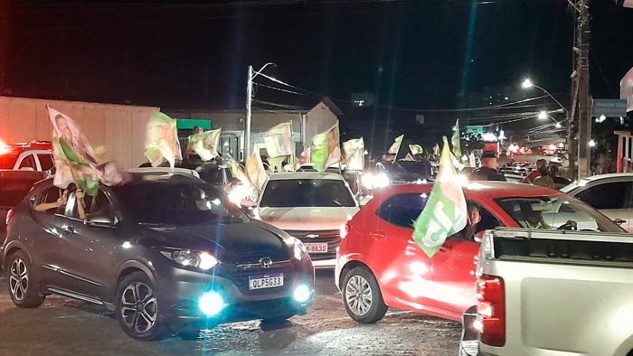 Furlan comemora vitória na Praça Jacy Barata