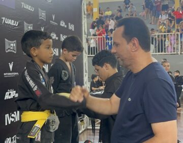 Com apoio de emenda, atletas de projetos sociais do AP lutam em evento internacional