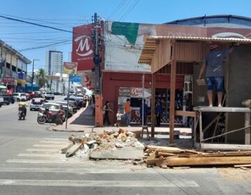 Obra de lanchonete em cima da faixa de pedestres é derrubada