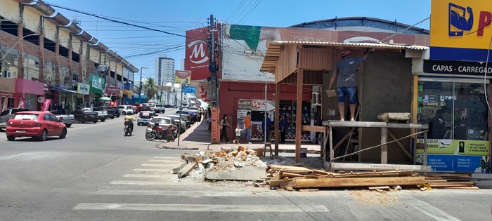 Obra de lanchonete em cima da faixa de pedestres é derrubada