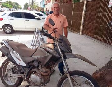 Um ano após roubo, mototaxista revê motocicleta: “nada foge do controle de Deus”