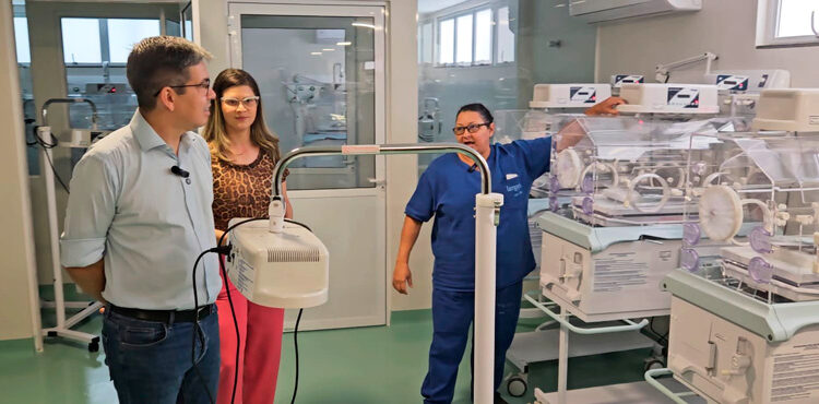 Técnica se emociona com equipamentos novos e lembra improvisos para salvar bebês no AP