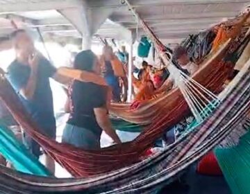 Após horas de pânico durante maresia, 300 passageiros aguardam resgate