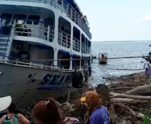 Para não afundar, barco de passageiros para em ilha deserta entre PA e AP
