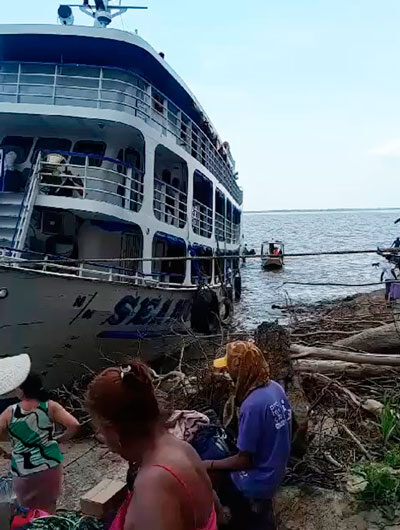 Para não afundar, barco de passageiros para em ilha deserta entre PA e AP