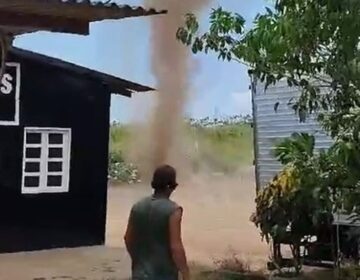 Redemoinho de poeira causa prejuízos e sustos em Santana
