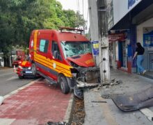 Carros não dão passagem e viatura dos Bombeiros colide com poste