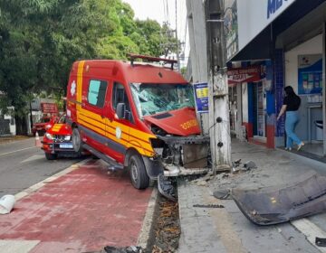 Carros não dão passagem e viatura dos Bombeiros colide com poste