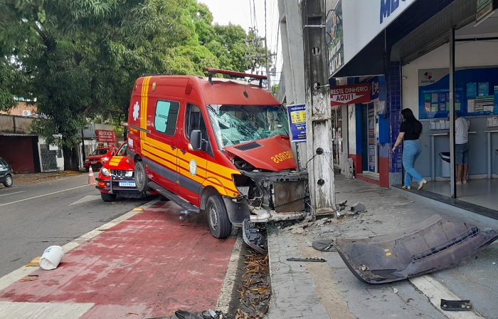 Carros não dão passagem e viatura dos Bombeiros colide com poste