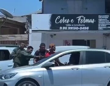 GTA intercepta carro com motorista de aplicativo feito refém por assaltantes