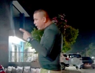 Policial que atirou em mulher durante discussão reagiu com “violenta emoção”, diz defesa