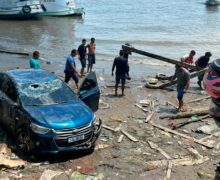 Carro desengata e cai de rampa às margens no rio Amazonas