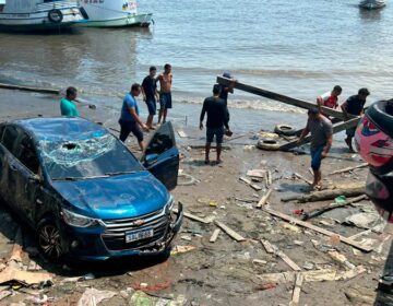 Carro desengata e cai de rampa às margens no rio Amazonas