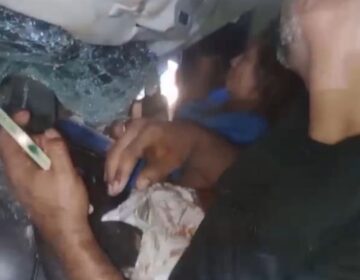 Ambulância com problema mecânico colide com árvores