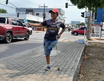 Menino deficiente decide vender água no sinal pra comprar bolo de aniversário