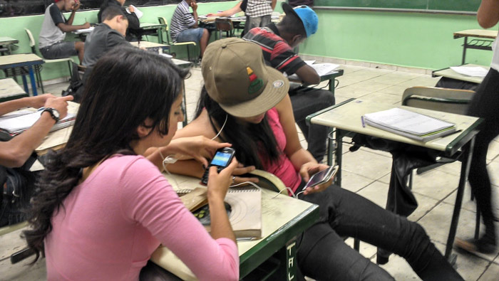 Seed avisa em seminário que vai proibir celulares em sala de aula