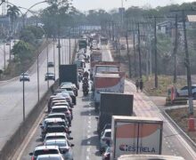 Colisão entre carros e cegonha provoca ‘super’ congestionamento na Duca Serra