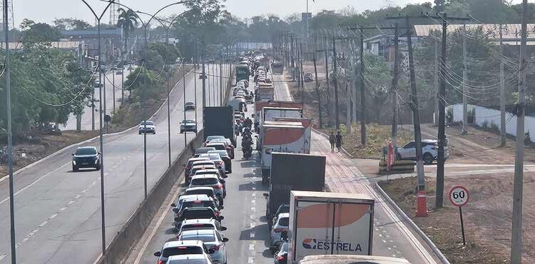 Colisão entre carros e cegonha provoca ‘super’ congestionamento na Duca Serra