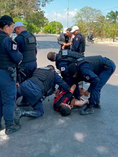 Ação da prefeitura para remover ambulantes de praça tem xingamentos a trabalhador e prisão