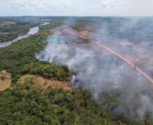 Após incêndio em área sem unidade dos Bombeiros, moradores conferem prejuízos