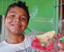 Menino deficiente que vende água em semáforo ganha 8 bolos e um dia de lazer no aniversário