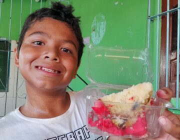Menino deficiente que vende água em semáforo ganha 8 bolos e um dia de lazer no aniversário