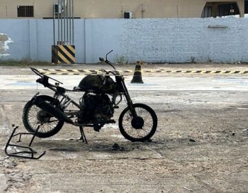 Moto pega fogo em posto de combustível e causa susto