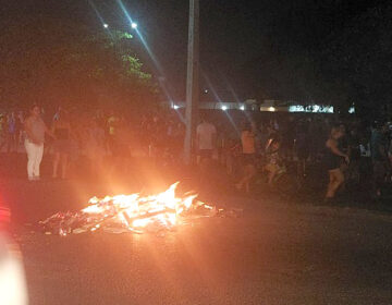 Sem água há meses, moradores de residencial protestam fechando rodovia