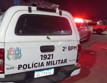 Jiraya é executado por pistoleiro de preto enquanto bebia na frente de casa