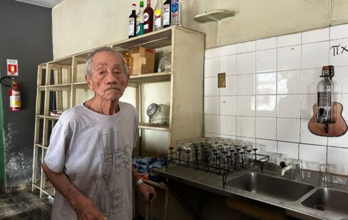 Aos 93 anos, dono do bar mais antigo de Santana relembra tempos áureos da boemia