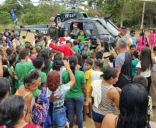 Com Papai Noel chegando de helicóptero, GTA leva natal solidário a ribeirinhos
