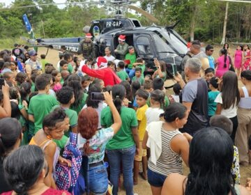Com Papai Noel chegando de helicóptero, GTA leva natal solidário a ribeirinhos