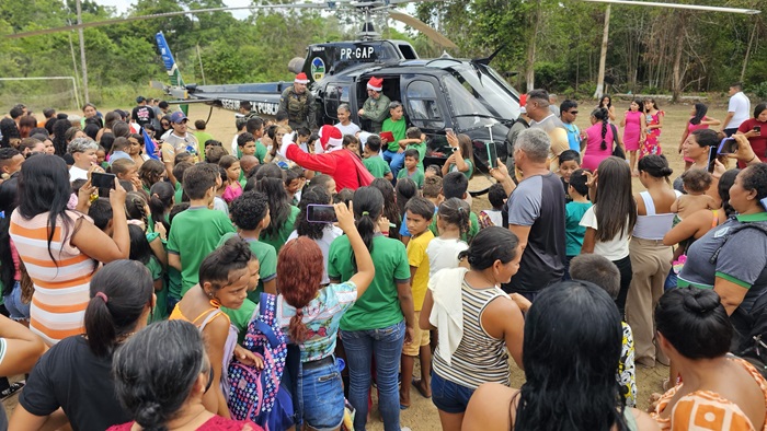 Com Papai Noel chegando de helicóptero, GTA leva natal solidário a ribeirinhos