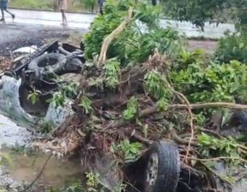 Ambulância com paciente a caminho de Macapá capota na BR-156