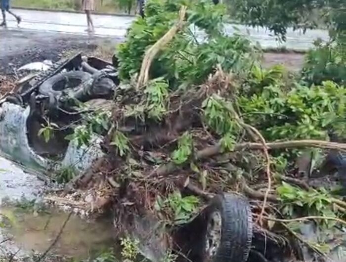 Ambulância com paciente a caminho de Macapá capota na BR-156