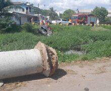 Em alta velocidade, carro capota e vai parar do outro lado do canal