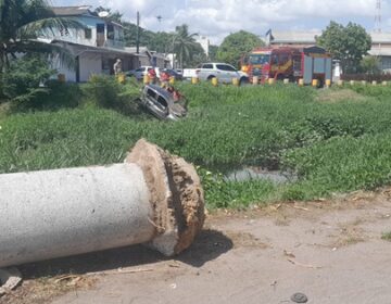 Em alta velocidade, carro capota e vai parar do outro lado do canal
