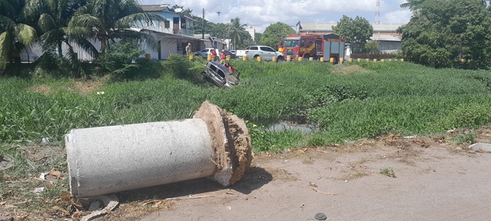 Em alta velocidade, carro capota e vai parar do outro lado do canal