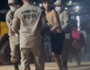 Manobrista de balsa morre após ser prensado entre veículos