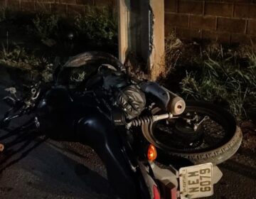 Cantor morre ao colidir com poste na Rodovia Duca Serra