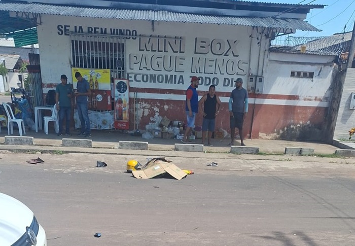 Mototaxista é arremessado ao colidir com ônibus