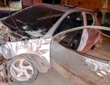 Jovens são lançados para fora de carro em colisão com poste; universitário morre