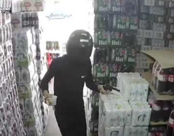 Bandido que assaltou distribuidora e pedestre durante a fuga é preso