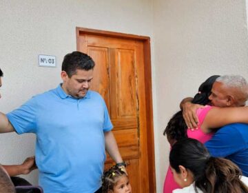 Moradora de Itaubal chora ao receber casa mobiliada e realizar sonho de uma vida melhor