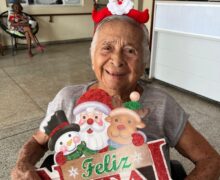 Idosos aguardam adoção de cartinhas de natal no Abrigo São José