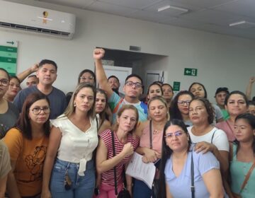 Servidores da educação protestam após descontos abusivos e falta de pagamento da Prefeitura de Macapá