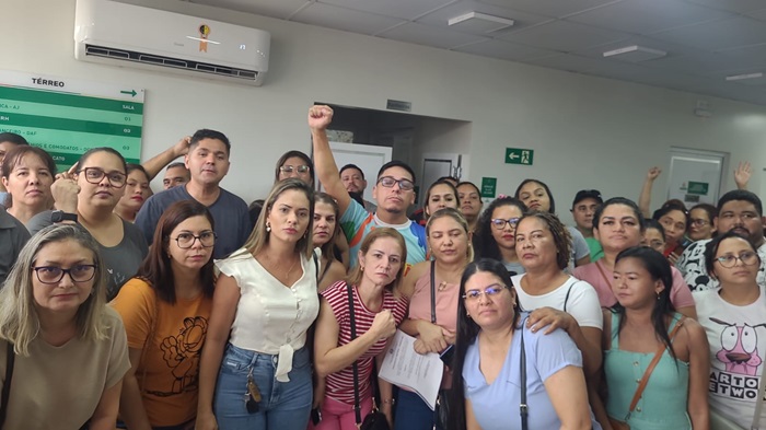 Servidores da educação protestam após descontos abusivos e falta de pagamento da Prefeitura de Macapá