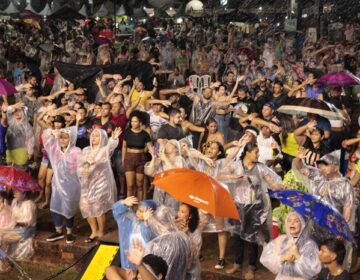 Debaixo de muita chuva, noite com artistas amapaenses não deixa público parado