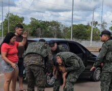 Criança que havia se afogado é socorrida e salva por policiais
