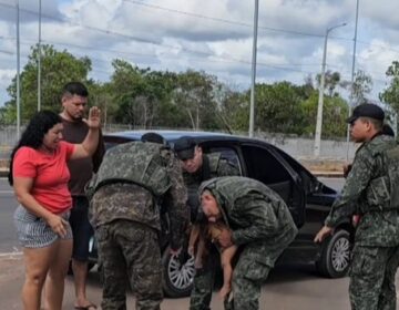 Criança que havia se afogado é socorrida e salva por policiais